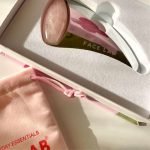 FACELAB GUA SHA 2 EN 1 EN ACIER INOXYDABLE ET ROLLER EN QUARTZ ROSE - FACELAB